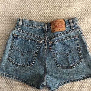 VINTAGE LEVIS SHORTS! GOOD CONDITION